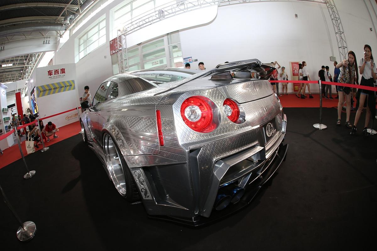 在2022年的天津国际车展上,易车的改装车是自己改装还是合作车企?