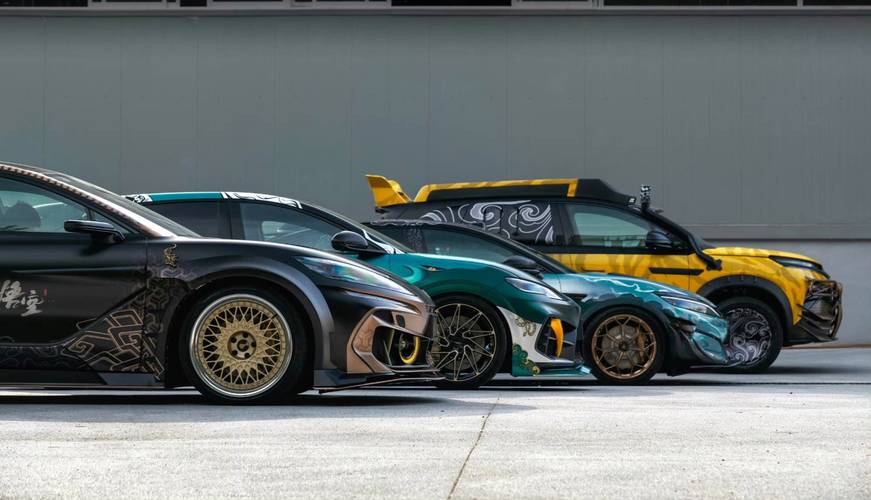 ##年轻男女大桥上骑电摩“翘头”炫技